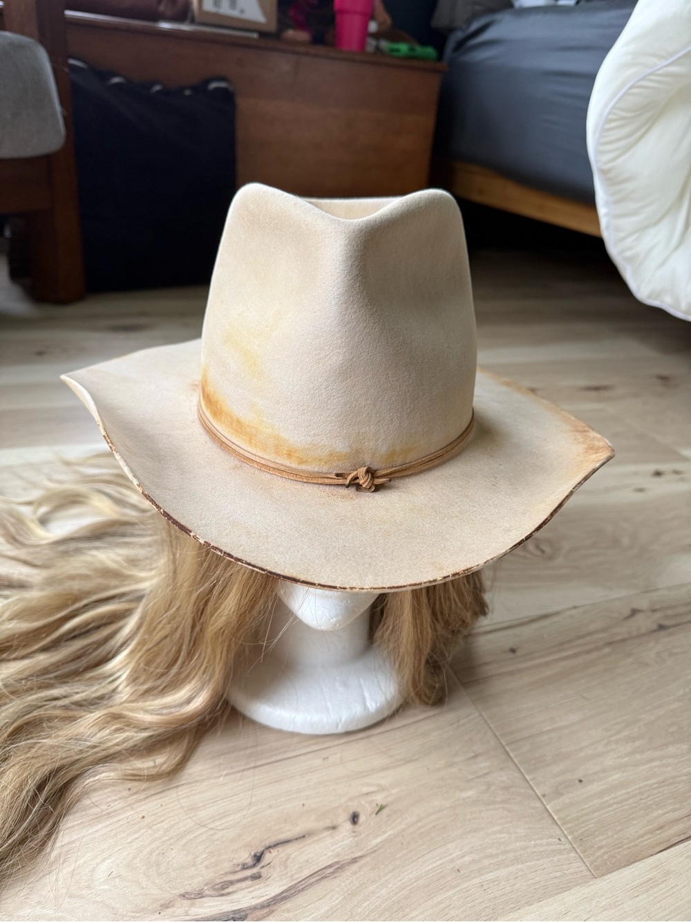 Teressa Foglia NWT Women's Beige Suede Western Hat with Thin Leather Band